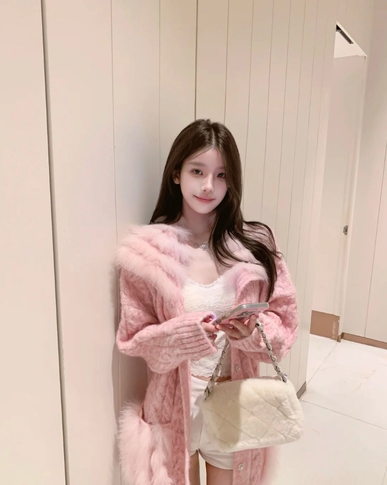 gái xinh mặc váy hồng nhẹ nhàng