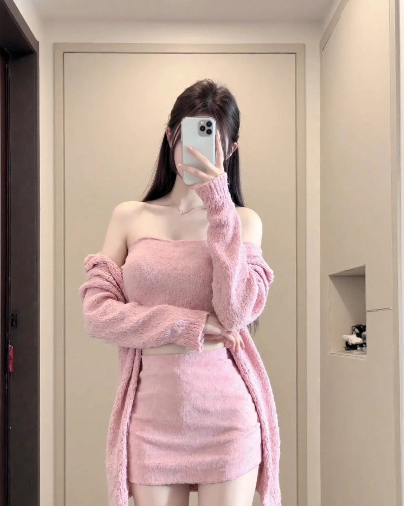 gái xinh mặc váy hồng ôm body tạo dáng