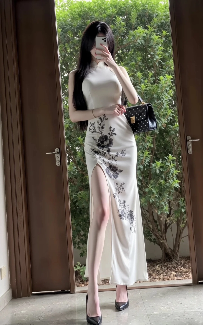 Gái xinh mặc váy lụa mềm mại