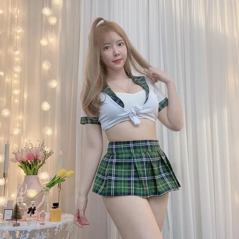 Gái xinh mặc váy ngắn duyên dáng