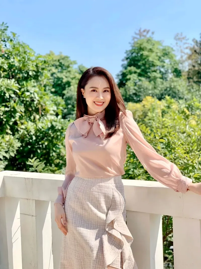 Gái xinh mặc váy ngắn, vẻ đẹp ngọt ngào và quyến rũ