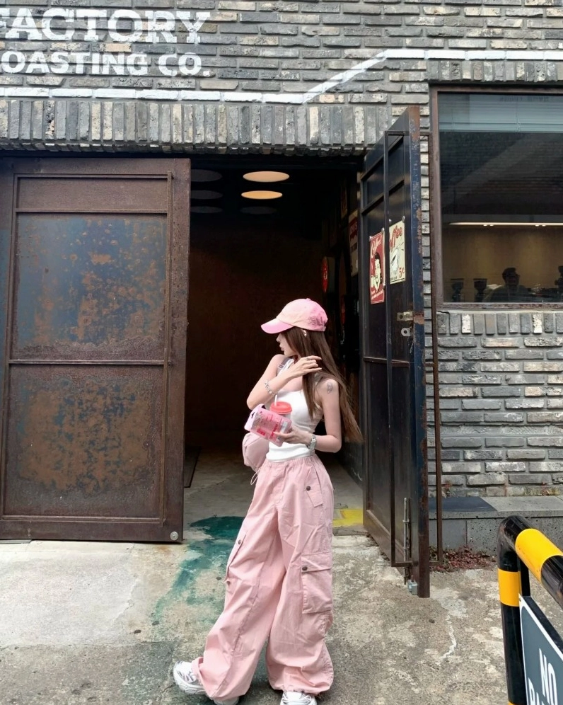 gái xinh mặc váy pinky thanh lịch ngoài quán