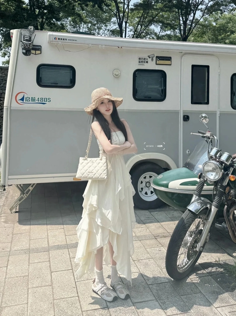 Gái xinh mặc váy xếp ly duyên dáng