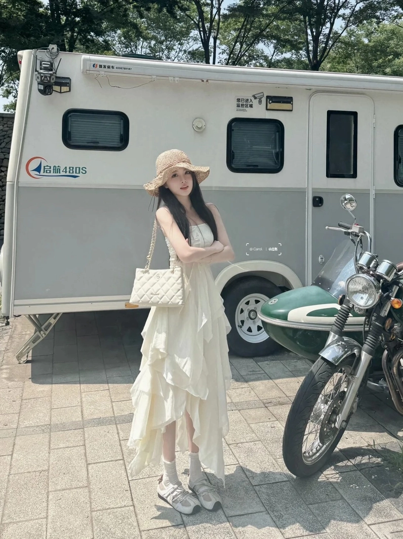 Gái xinh mặc váy xếp ly duyên dáng