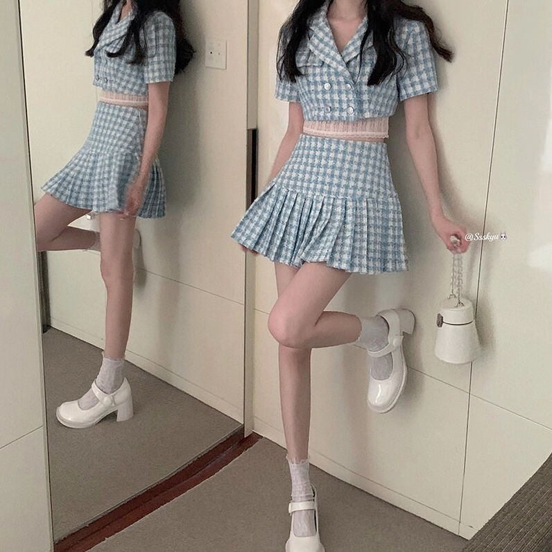 Gái xinh mặc váy xếp ly siêu ngắn khoe dáng