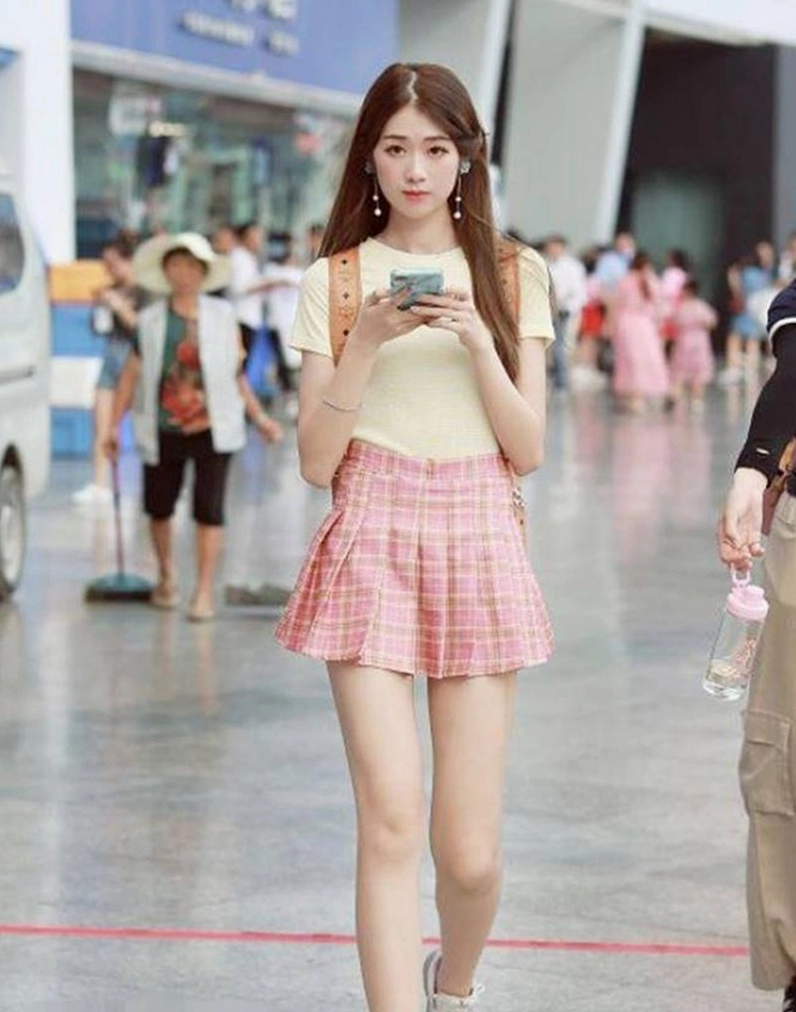 Gái xinh rạng rỡ với chiếc váy xếp ly thanh lịch