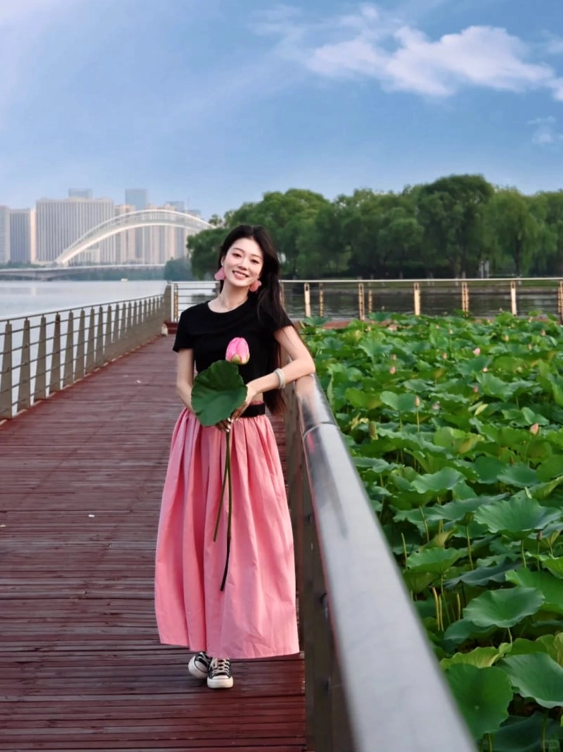Gái xinh tạo dáng thanh lịch bên đầm sen