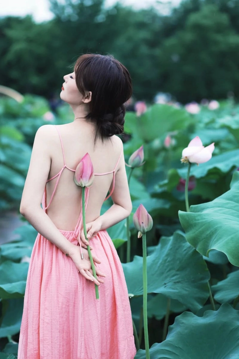Gái xinh thả dáng giữa sắc sen