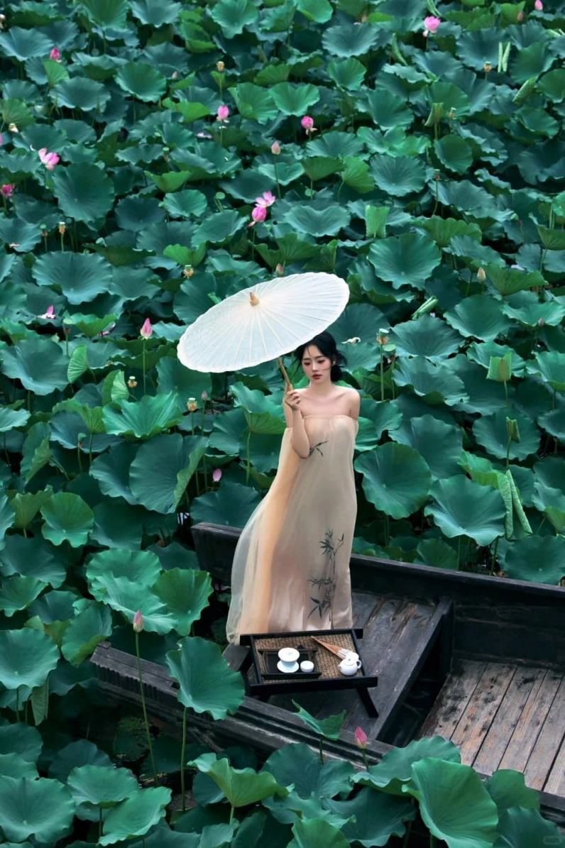 Gái xinh trong trang phục cổ trang bên sen