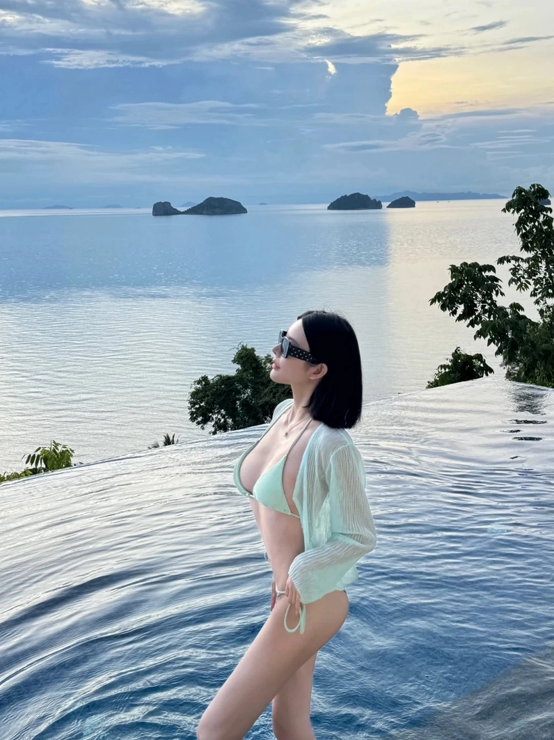 Gái xinh Trung Quốc chân dài mặc bikini tông sáng