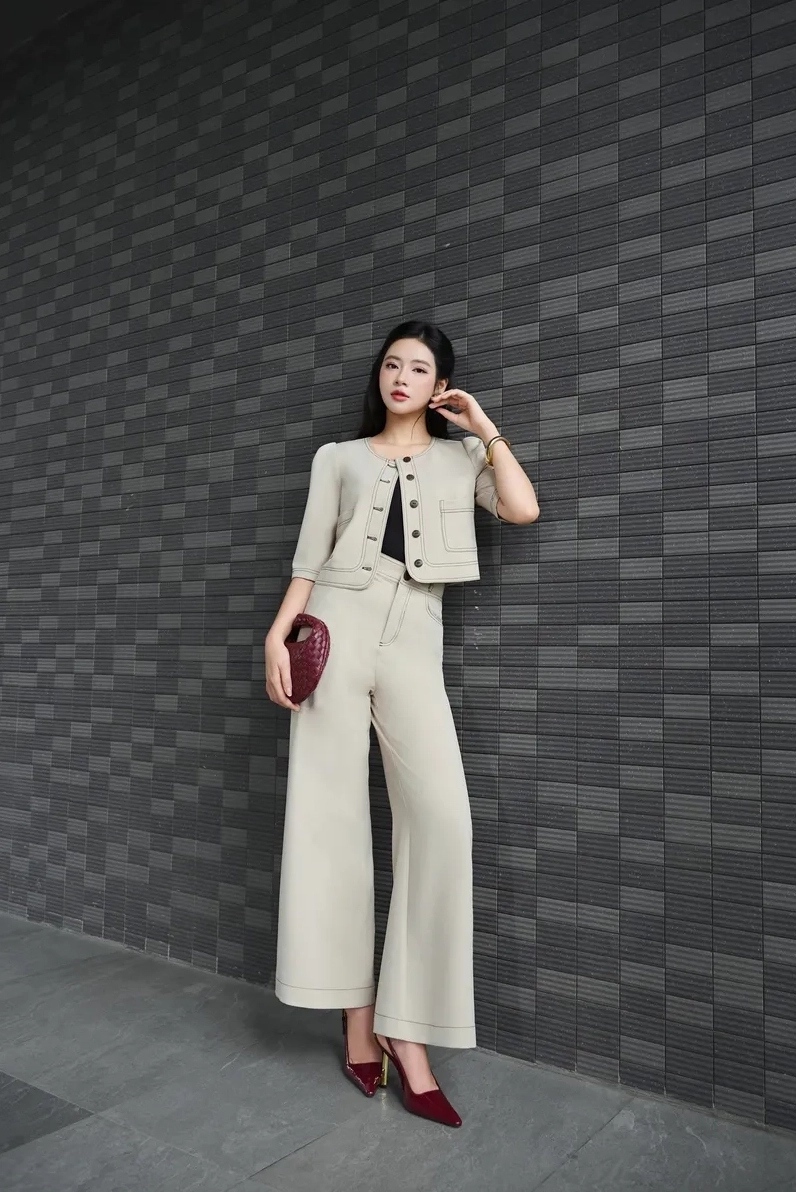 Gái xinh văn phòng trang điểm nhẹ nhàng