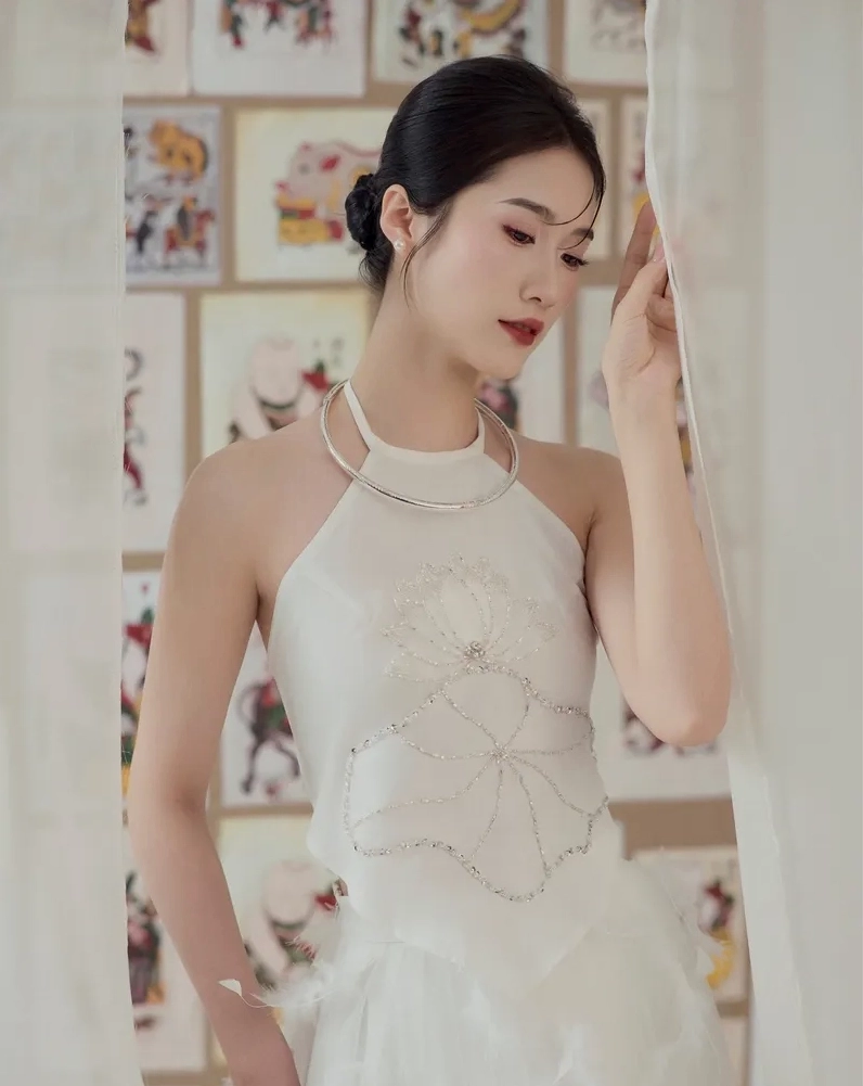 gái xinh yếm hiện đại phối cùng chân váy