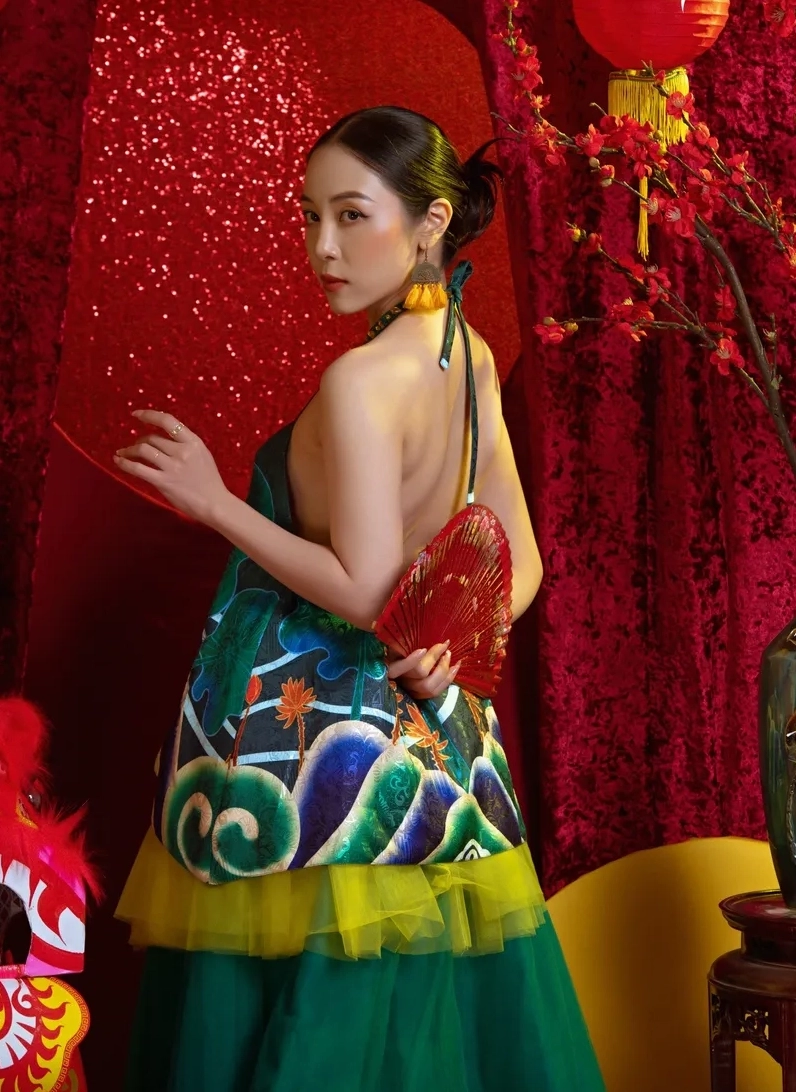 gái xinh yếm hồ sen mang vẻ đẹp thuần khiết