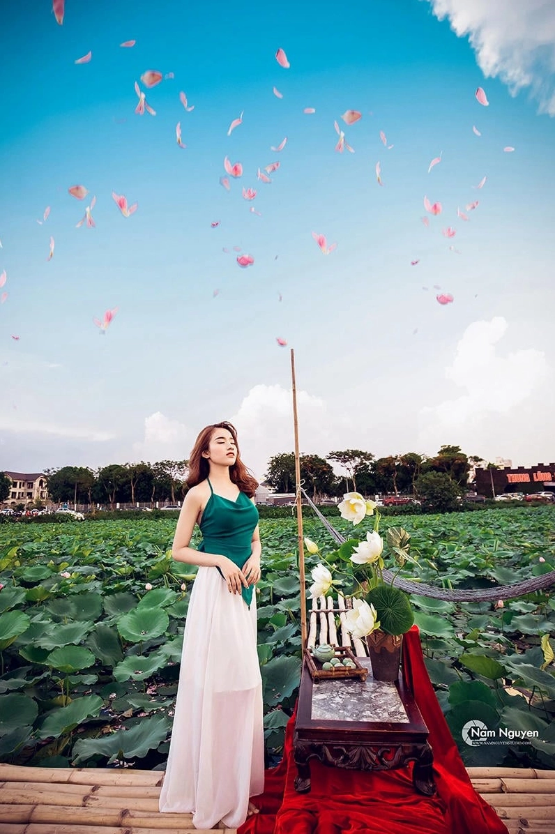 Gái xinh yêu kiều giữa không gian đầm sen
