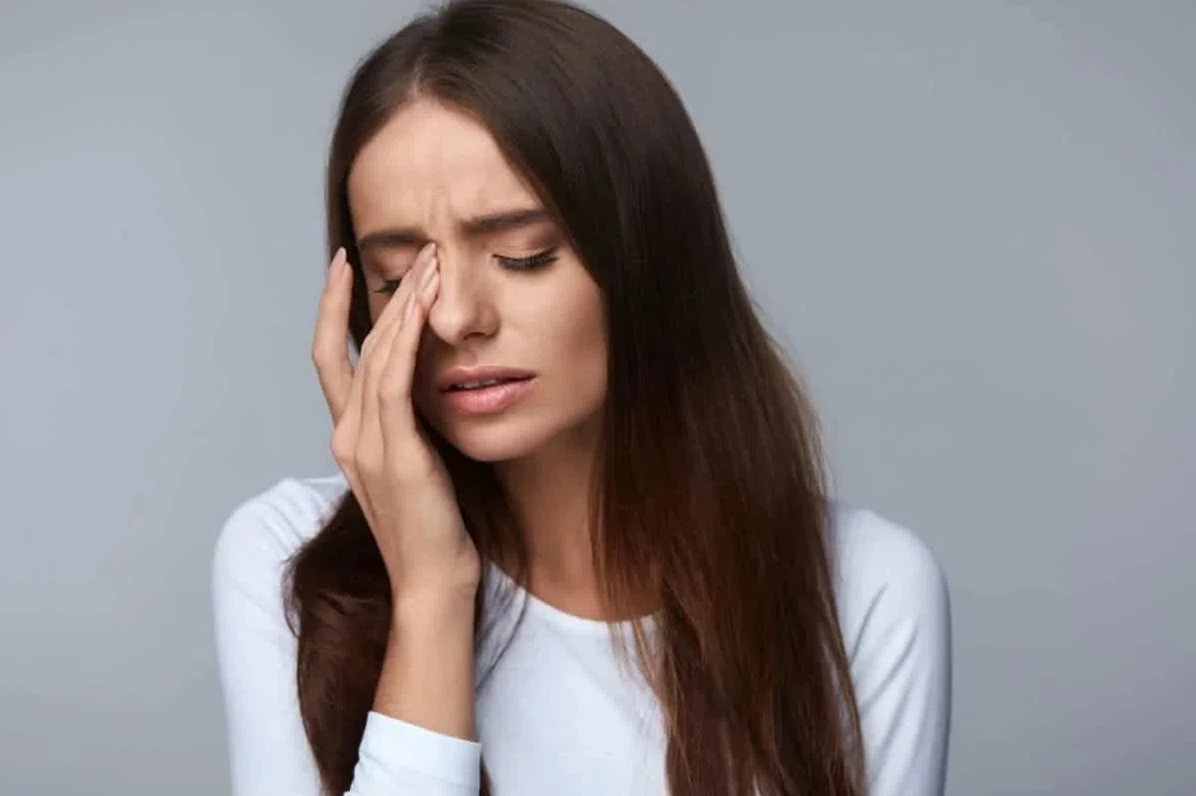Giật mắt phải nữ báo điềm gì?