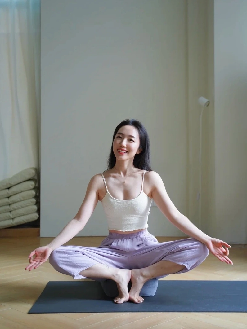 Góc máy sáng tạo cho gái xinh tập yoga nghệ thuật