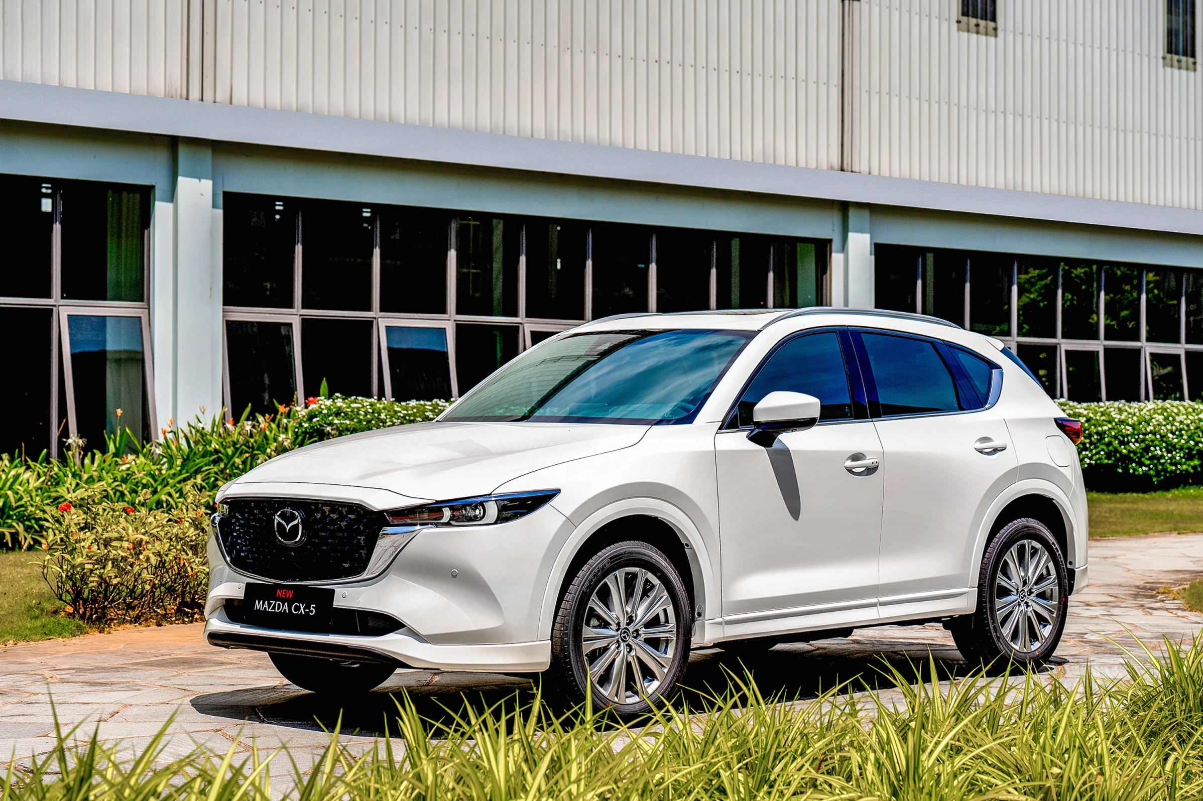 Góc ngang xe Mazda CX-5 thể thao