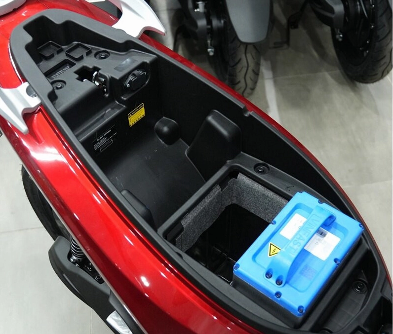 Hệ thống pin LFP 1,5 kWh trên VinFast Feliz II hỗ trợ tháo lắp và đổi pin nhanh chóng.