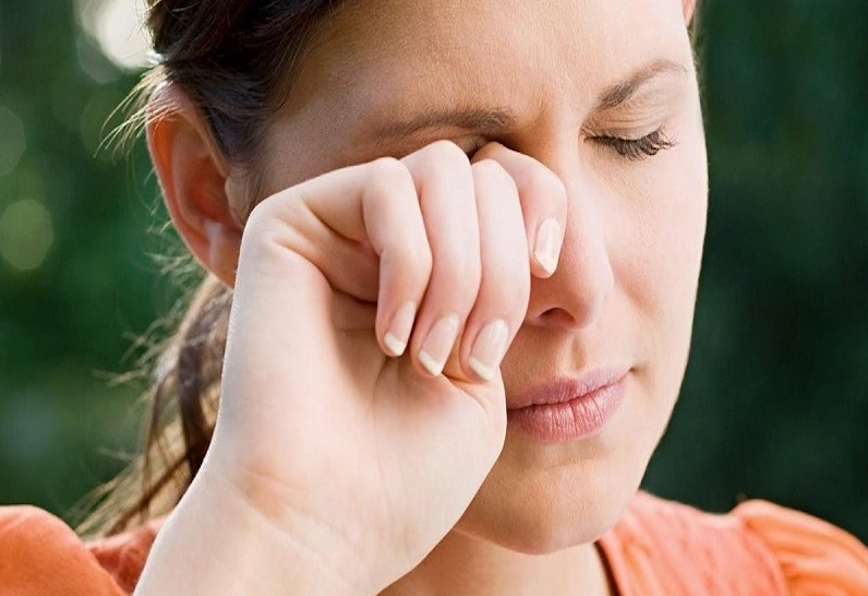 Hiện tượng mắt phải giật thường xuyên cũng là triệu chứng cho thấy mắt bạn đang bị quá tải