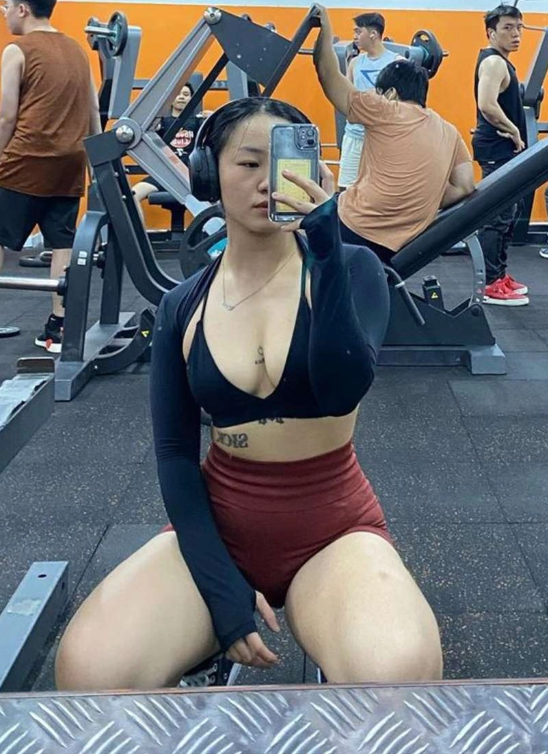 hình ảnh gái ngực to tập gym