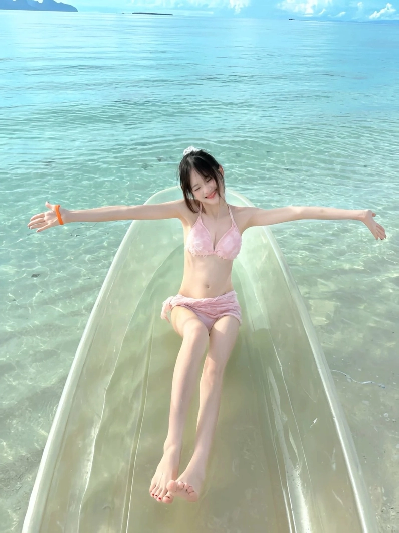 Hình gái mặc bikini trên bãi cát