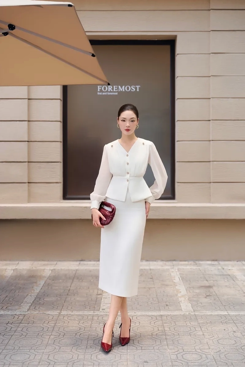 Hình gái xinh mặc vest đen thanh lịch