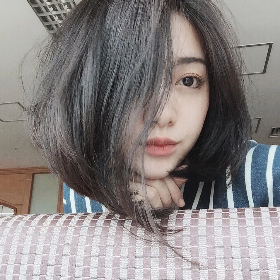 Hình gái xinh tóc ngắn che mặt
