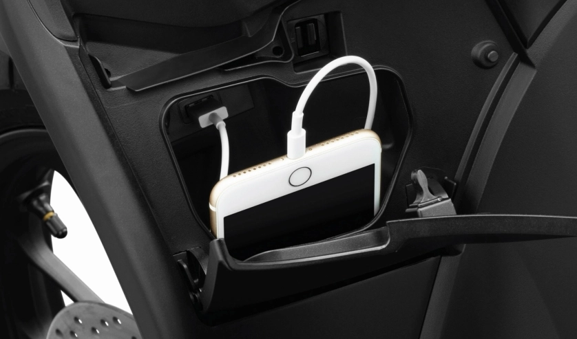 Hộc chứa đồ được trang bị sạc Bluetooth