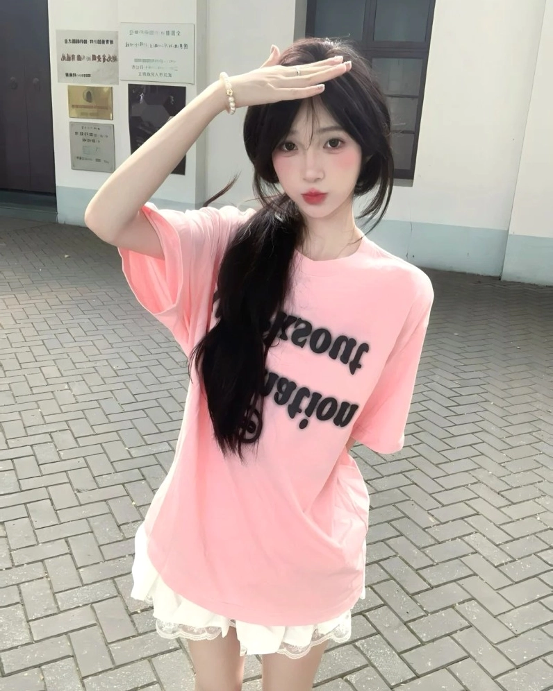 hot girl diện đầm hồng nhẹ nhàng ngoài sân