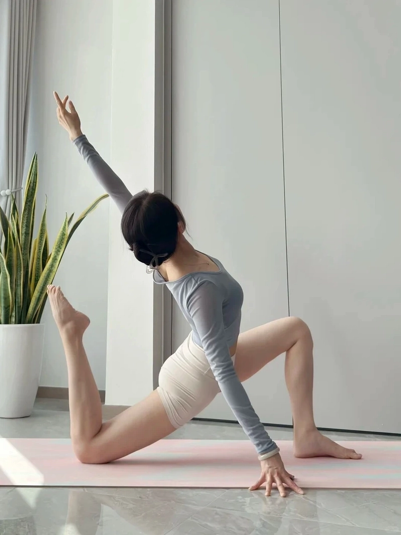 Khoảnh khắc chill với gái xinh tập yoga tại nhà cực truyền cảm hứng