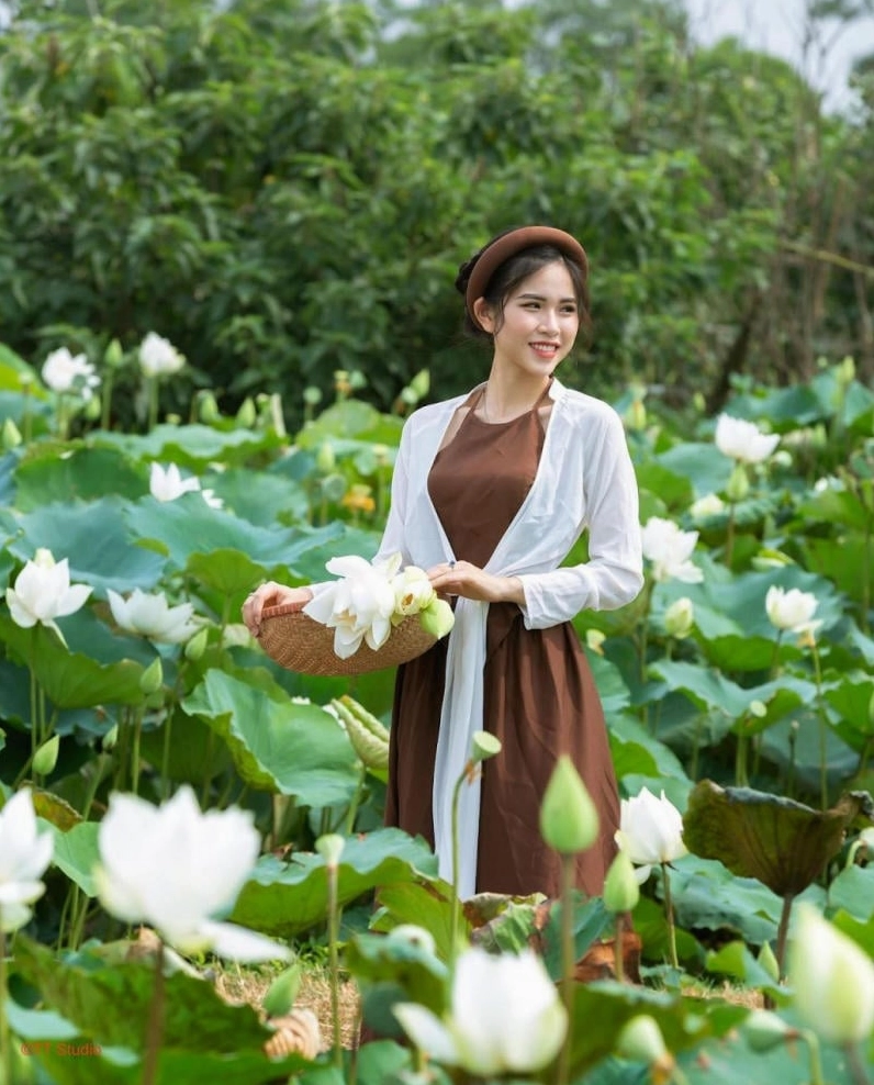 Khoảnh khắc đẹp của gái xinh bên hoa sen