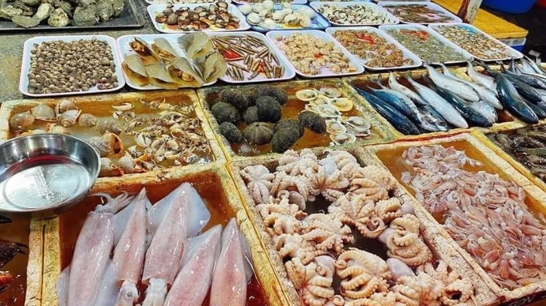 Khu thủy hải sản tại chợ Bình Điền