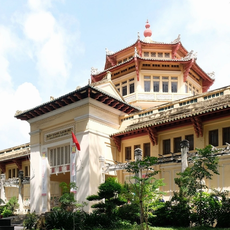 Khuôn viên Bảo tàng Lịch sử Thành phố Hồ Chí Minh