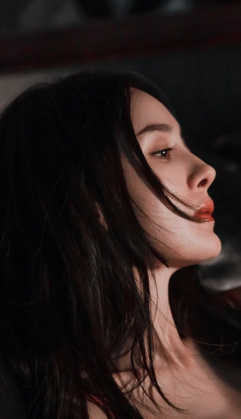 Lưu giữ vẻ trầm tư qua ảnh nền cô gái buồn