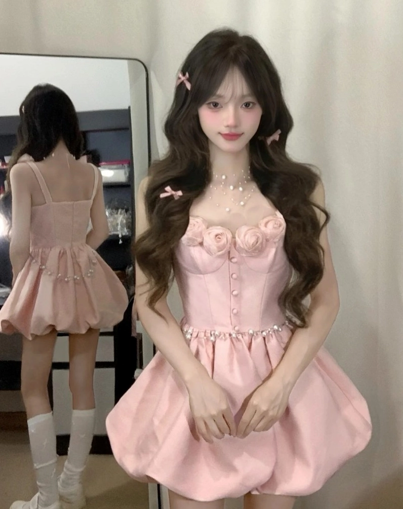 nàng diện đầm hồng tiểu thư tạo dáng quý phái