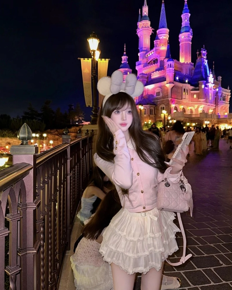 nàng diện outfit pinky tạo dáng trước lâu đài
