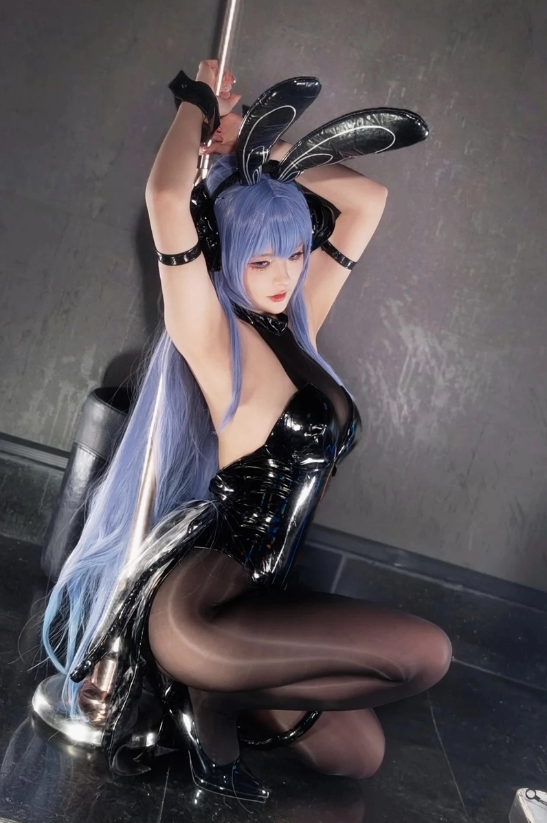 Nàng thỏ đen quyến rũ trong trang phục cosplay