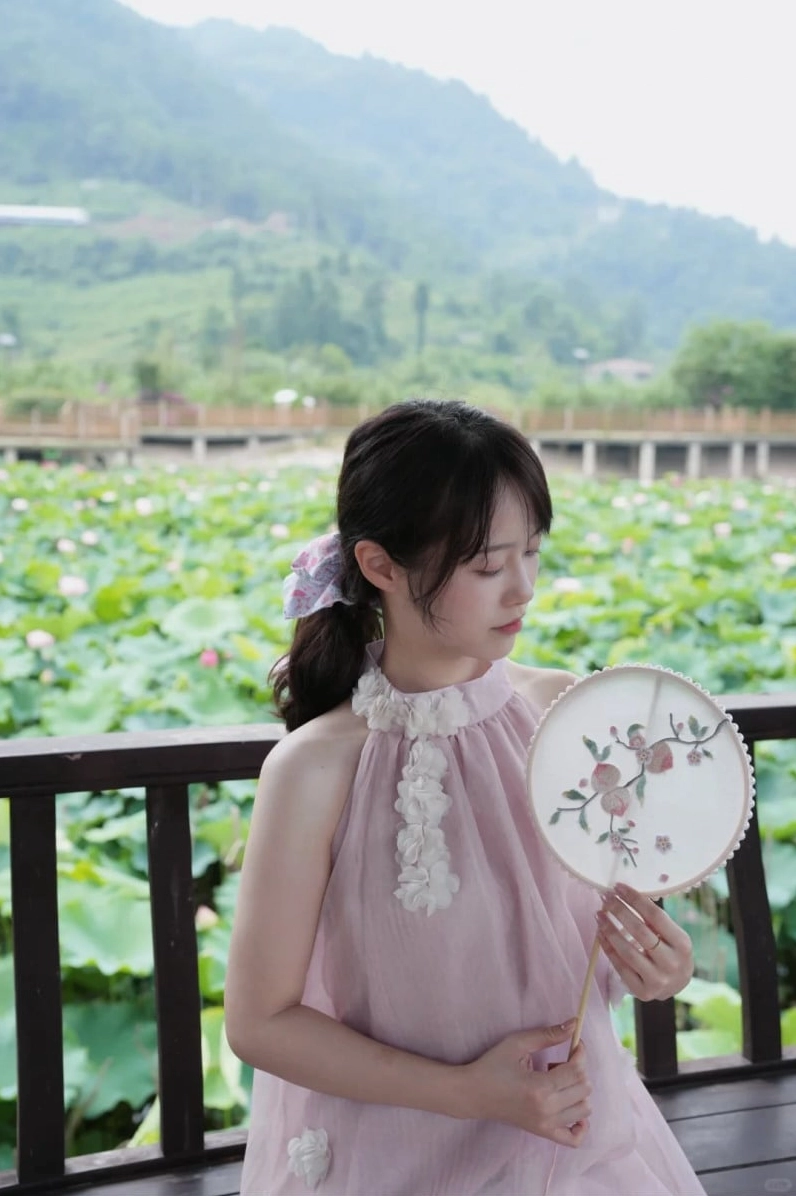 Nét đẹp truyền thống của gái xinh và sen
