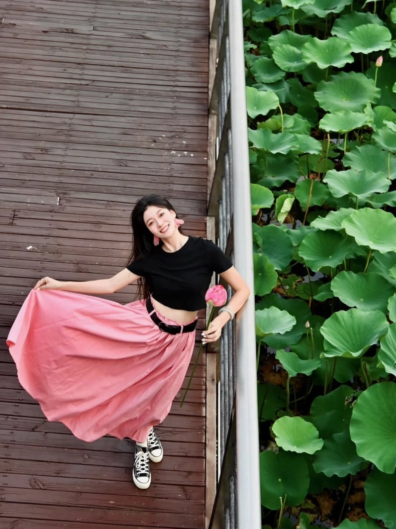 Nét dịu dàng của cô gái bên những cánh sen