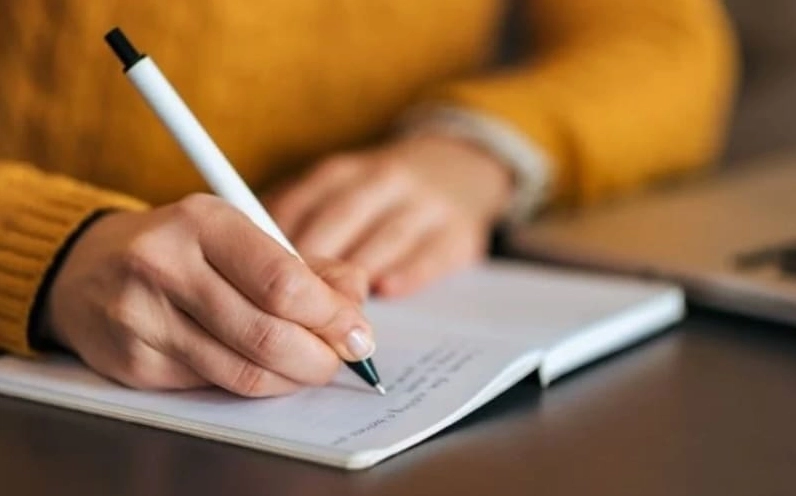 Người kinh doanh khai bút để cầu tài lộc, thịnh vượng.