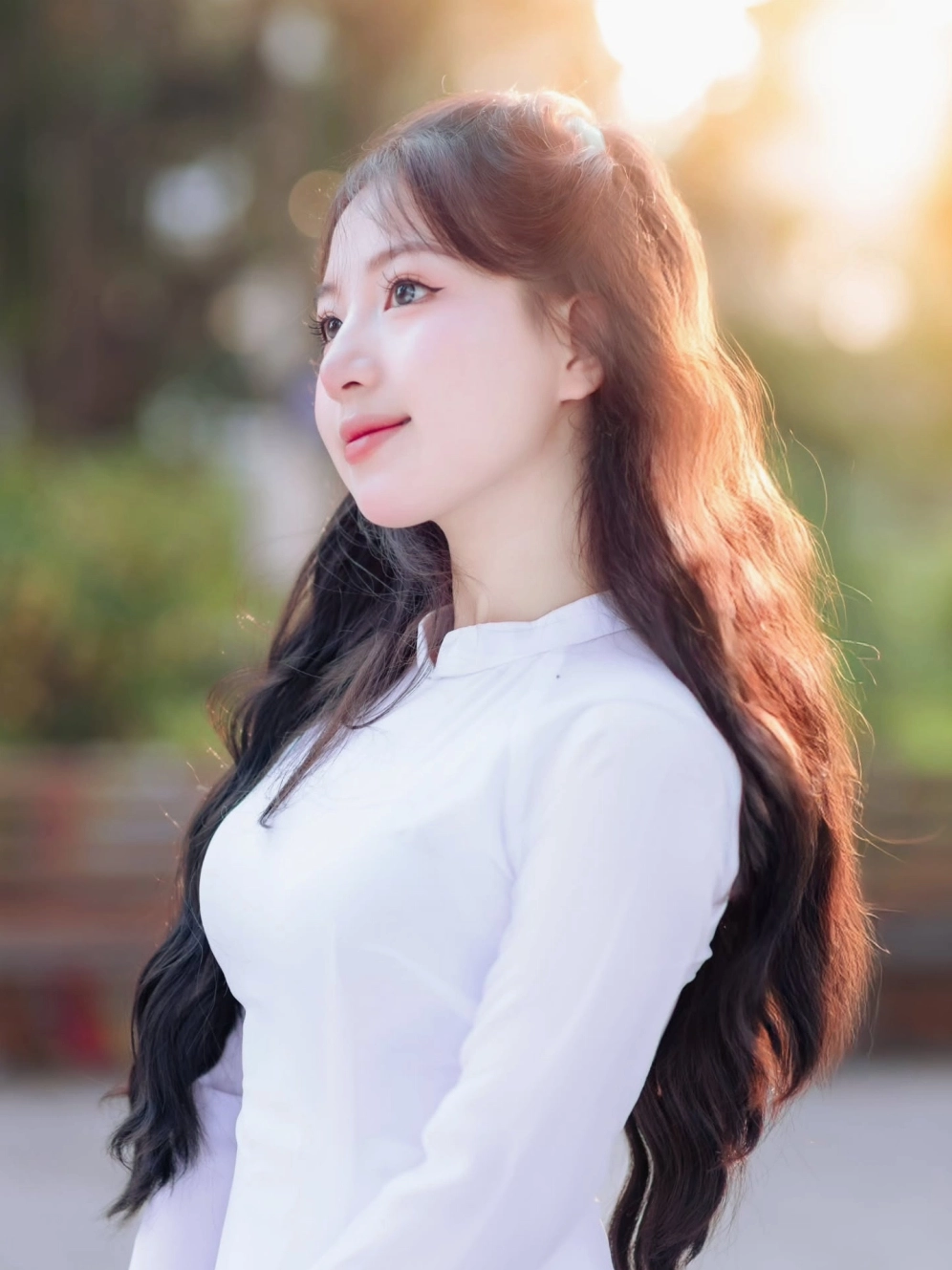 Nội dung thực tế của ảnh: Cô gái cười rạng rỡ dưới nắng vàng mùa thu