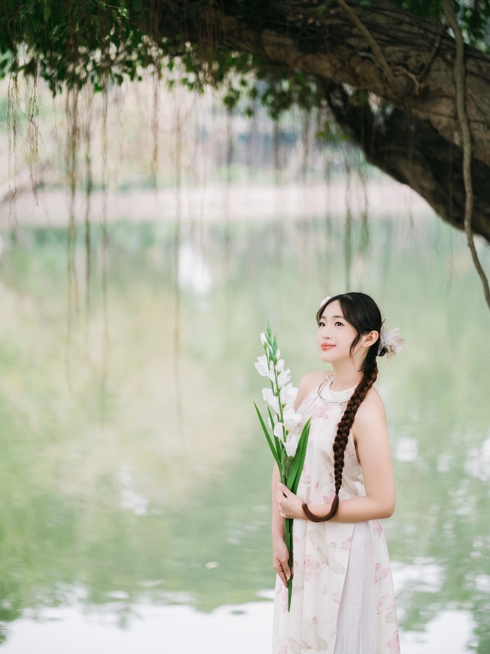 Nội dung thực tế của ảnh: Khoảnh khắc xuất thần của gái cười tóc bay trong gió