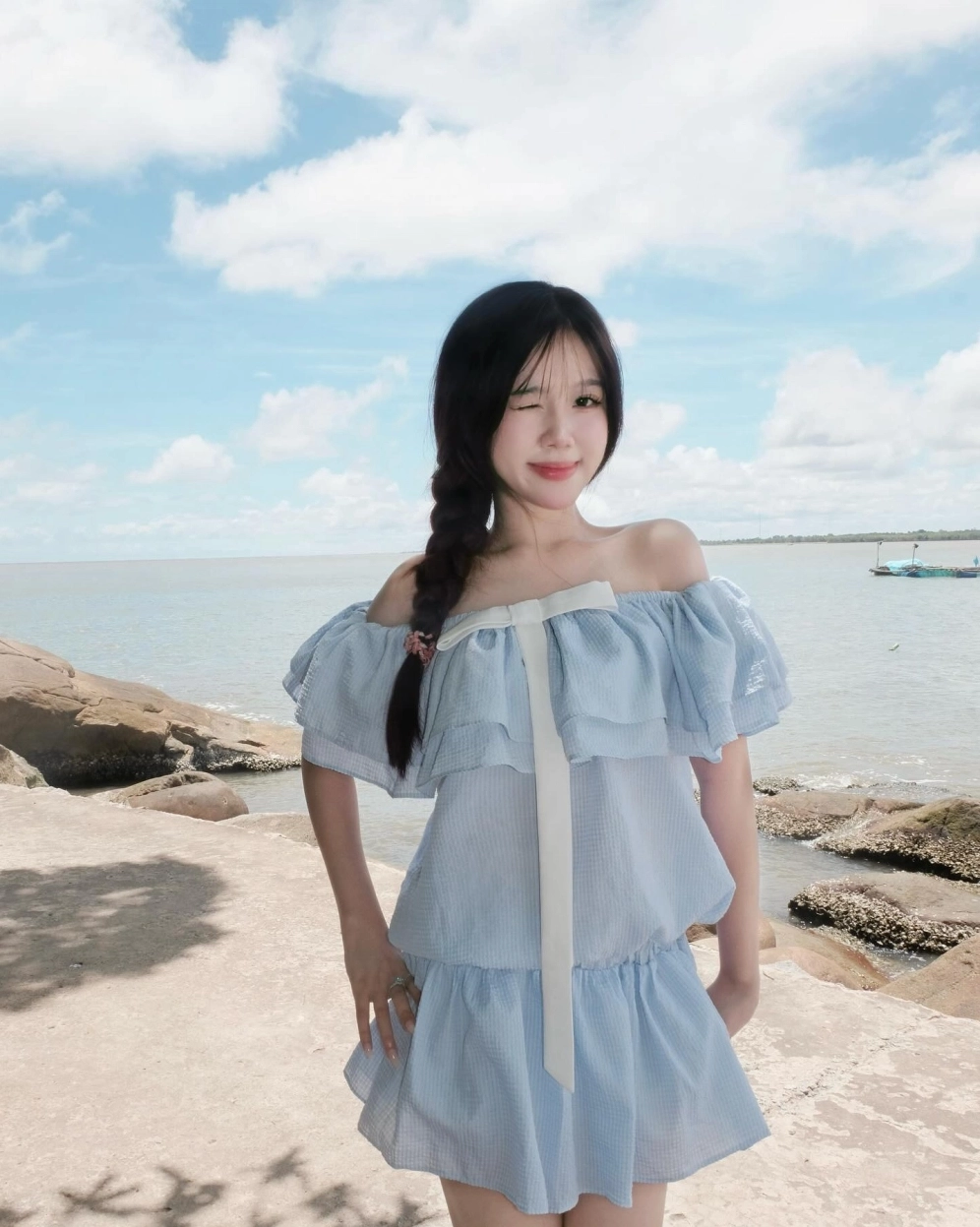 Nội dung thực tế của ảnh: Thiếu nữ có nụ cười mỉm đẹp dịu dàng