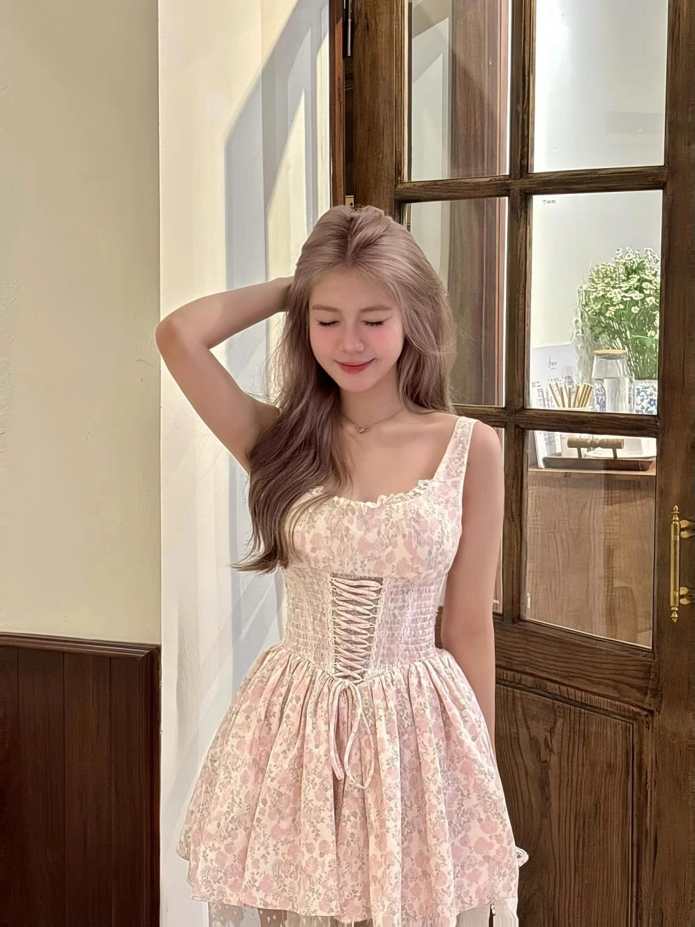 Nội dung thực tế của ảnh: Vẻ đẹp của gái cười duyên dáng trong tà áo dài