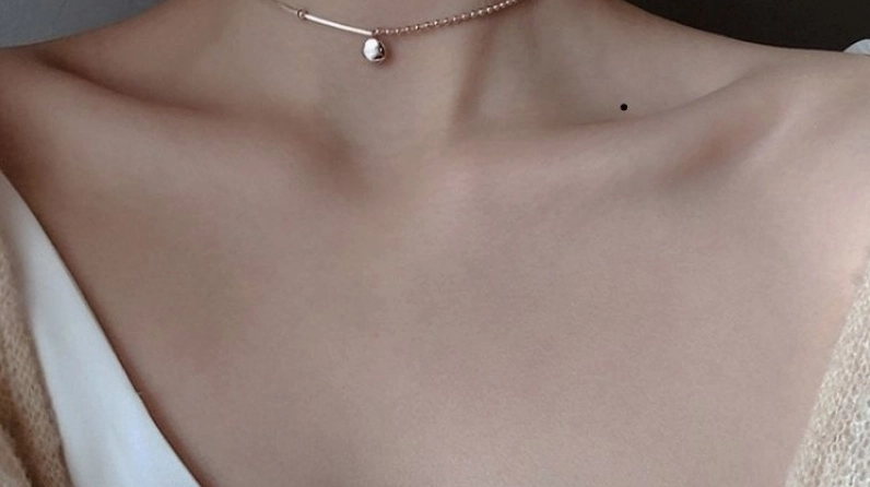 Nốt ruồi ở xương quai xanh bên trái thường gắn với vận quý nhân và khả năng tự lập