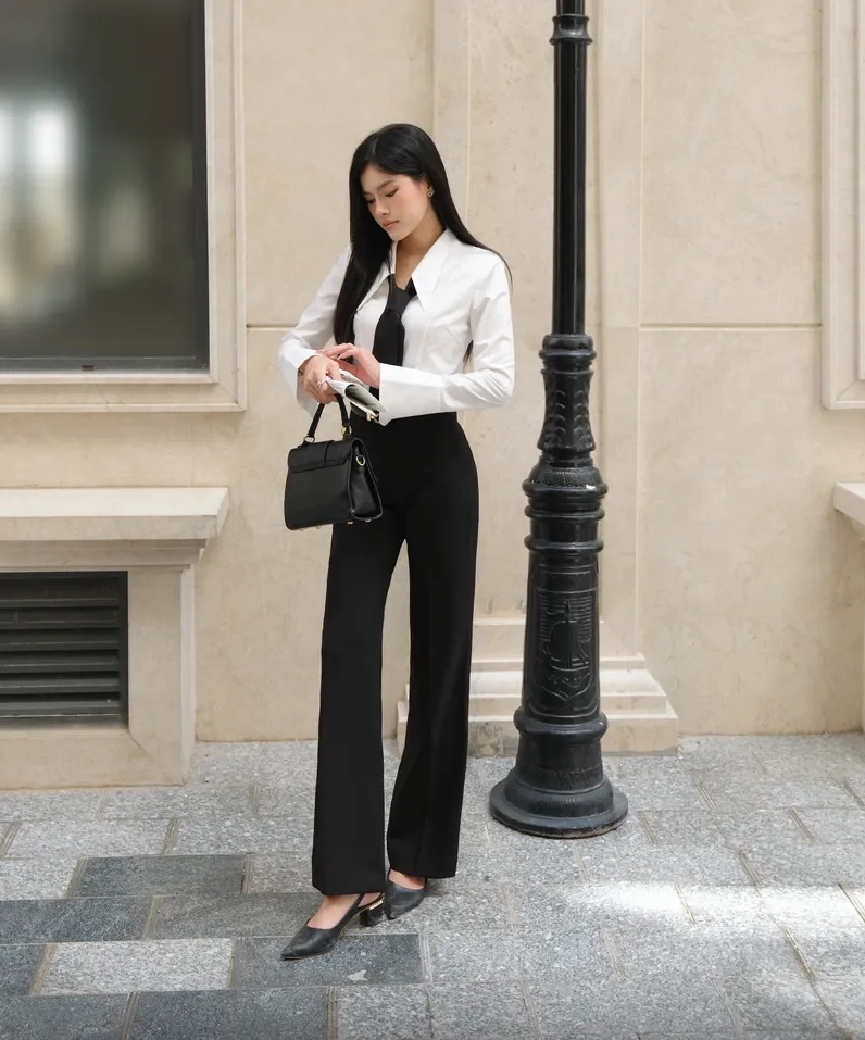 Nữ công sở quyến rũ tinh tế