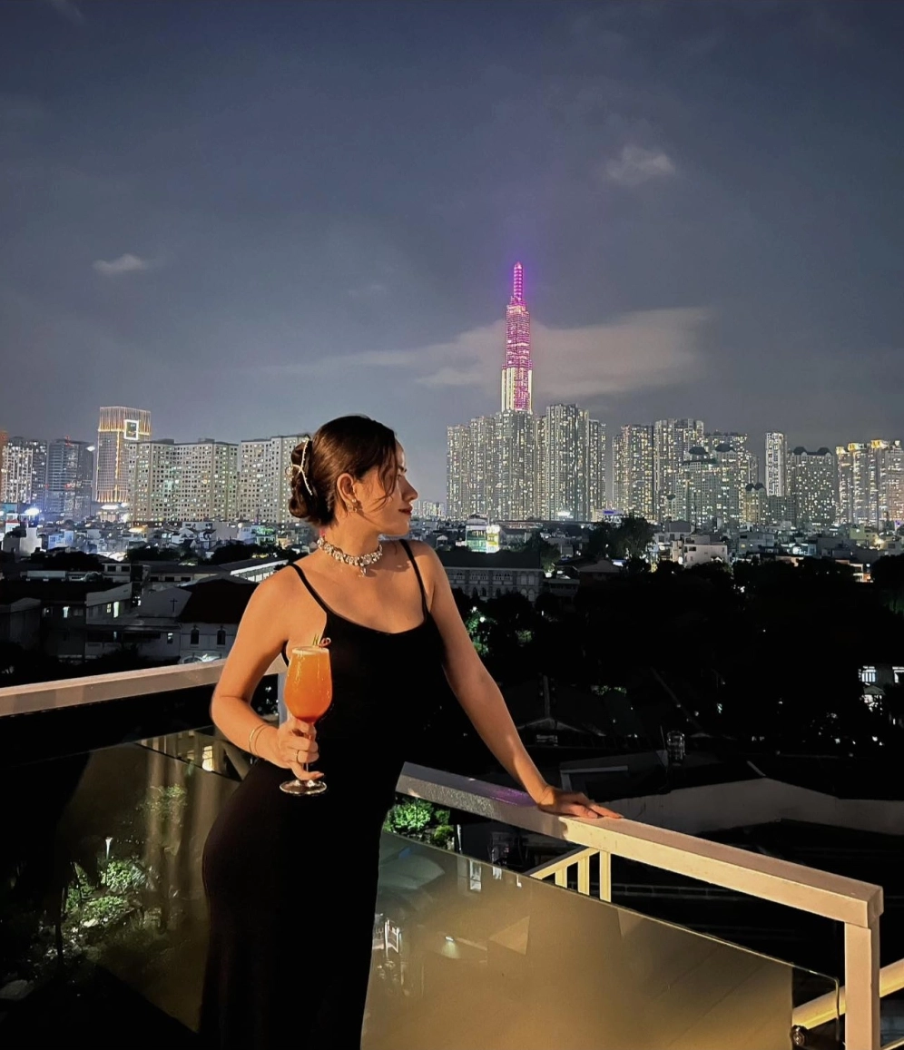 Outfit gái đi bar đẹp với váy kim sa lấp lánh