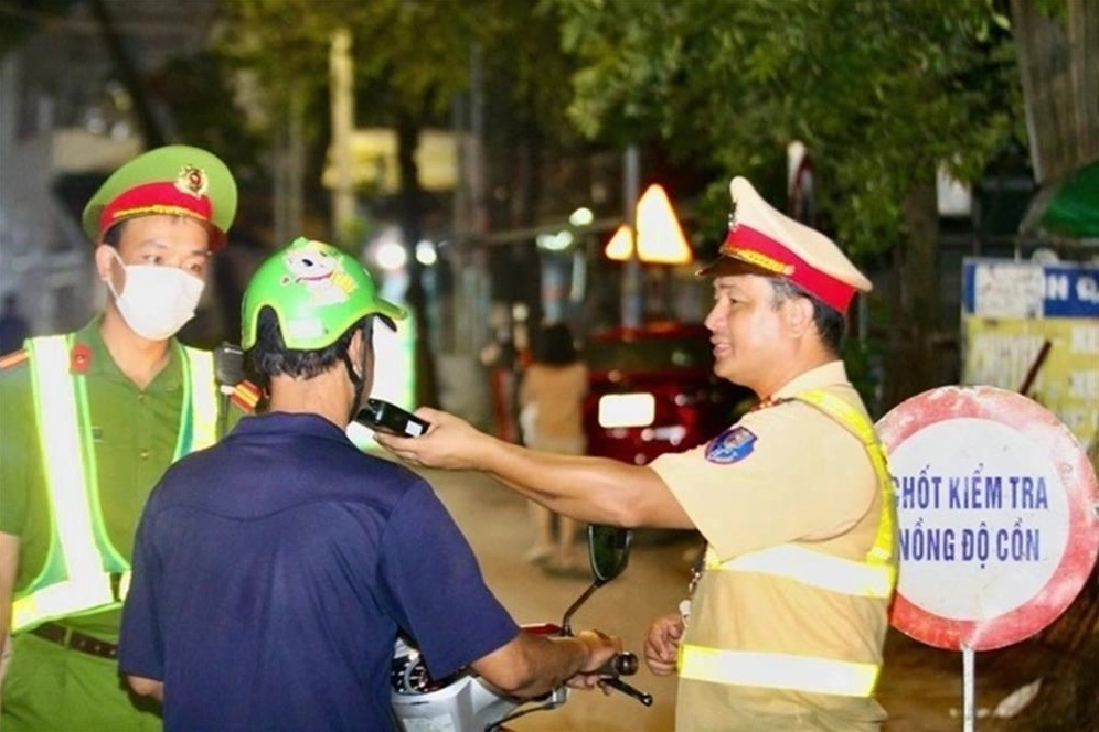 Phạt tiền từ 2.000.000 đồng đến 3.000.000 đồng đối với người điều khiển xe trên đường mà trong máu hoặc hơi thở có nồng độ cồn nhưng chưa vượt quá 50 miligam/100 mililít máu hoặc chưa vượt quá 0,25 miligam/1 lít khí thở. Trừ 04 điểm giấy phép lái xe.