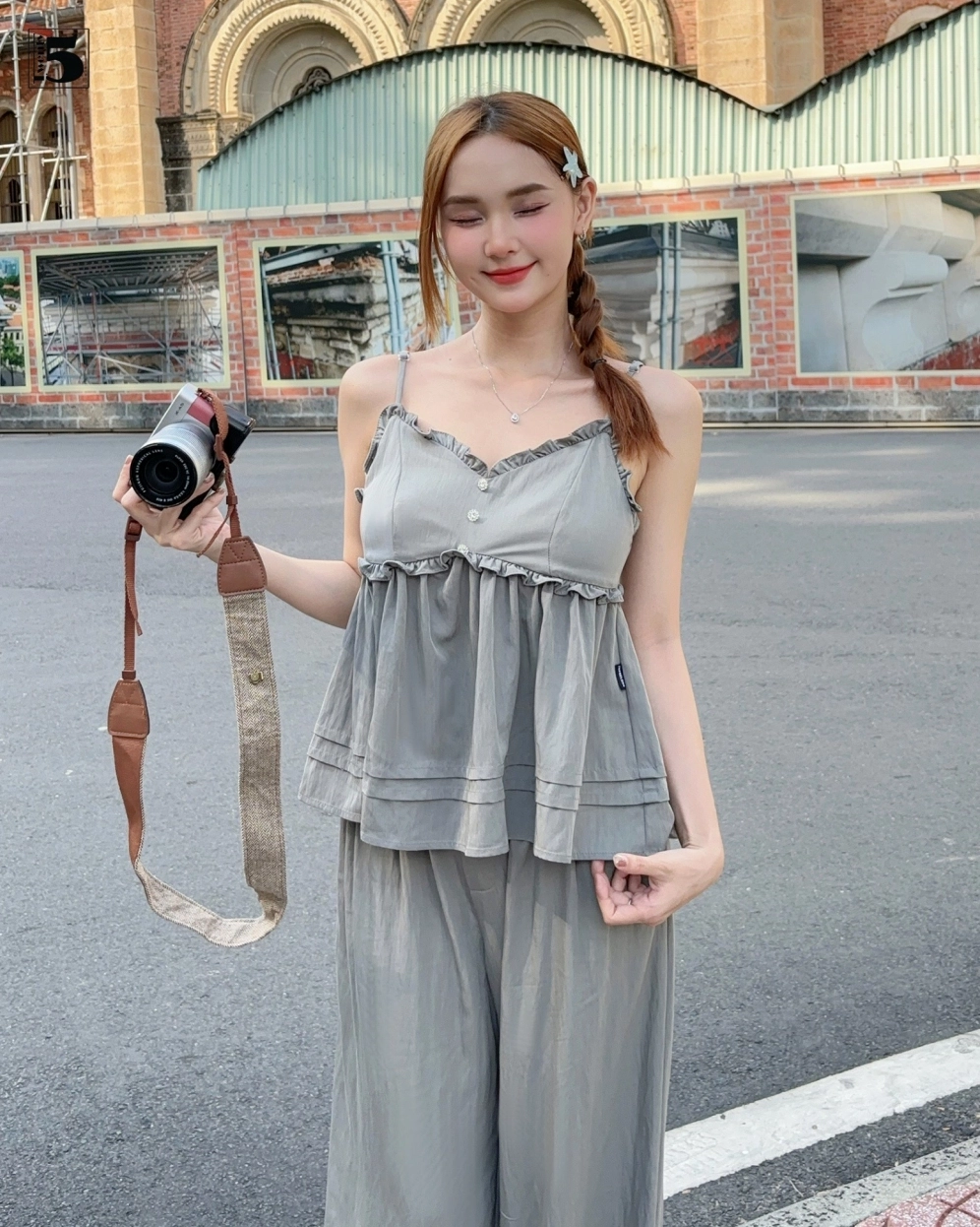 Phong cách mùa hè rạng rỡ cùng gái xinh mặc áo 2 dây.
