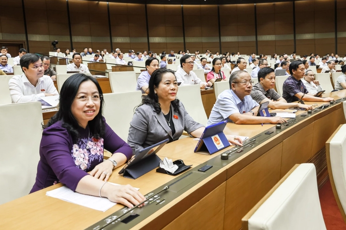 Quang cảnh biểu quyết thông qua Nghị quyết sáp nhập tỉnh thành